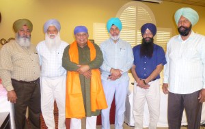 Rajan Zed (3rd from left) with leaders Sikh Temple of Reno after presentation of the siropa.